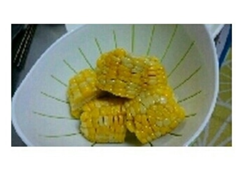 皮付のままラップなしのとうもろこし